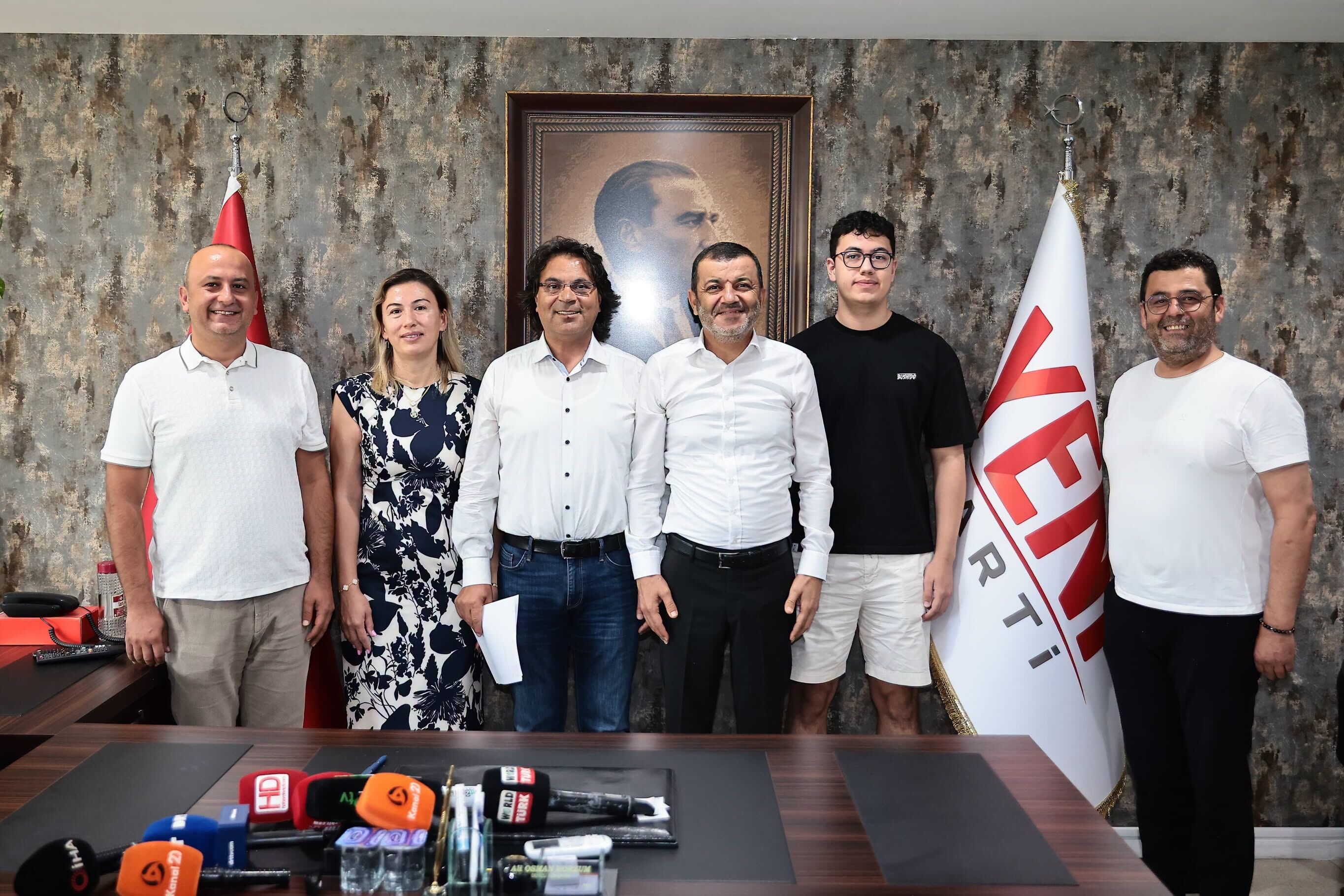 Bülent Nuri Çavuşoğlu Ailesiyle Birlikte Yeni Parti'de