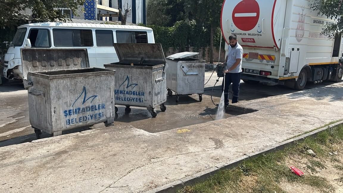 Şehzadeler’de çöp konteynerleri temizleniyor-.1