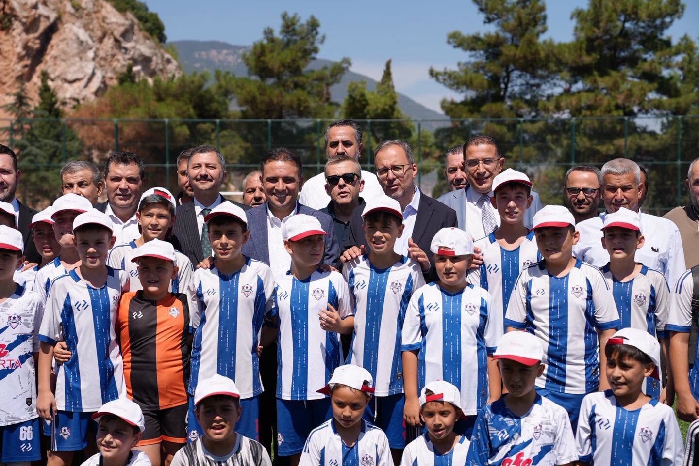 AK Parti Heyetinden Kırkağaç'ta spor tesisini inceledi!