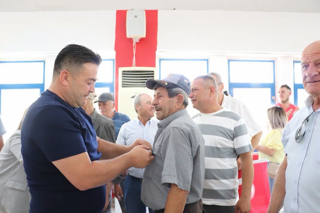 YENİ Parti Kırkağaç'ta yeni üyelere rozet takıldı!