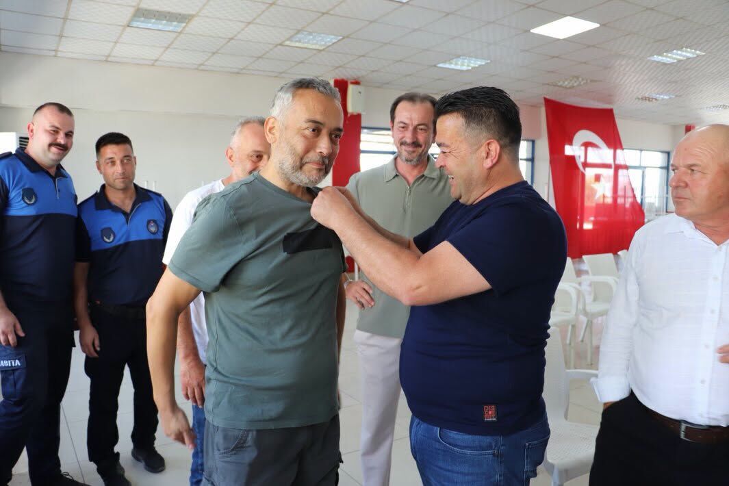 YENİ Parti Kırkağaç'ta yeni üyelere rozet takıldı!