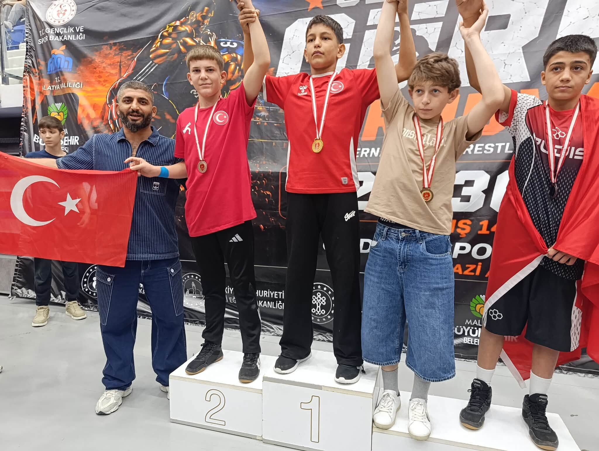 Turgutlu Belediyesporlu güreşçiler Malatya’dan madalyalarla döndü-.3.1