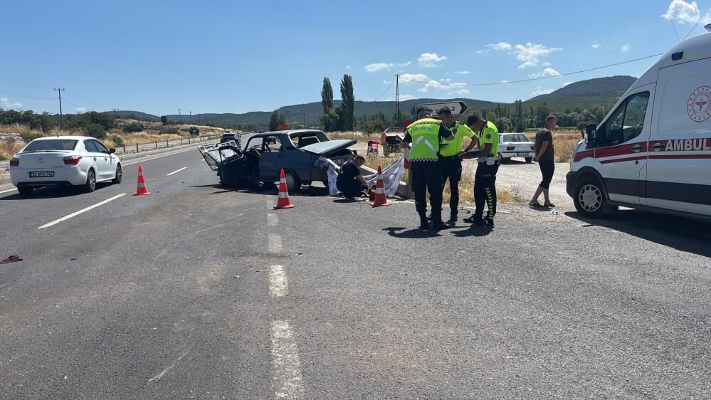 Kütahya'da iki otomobil çarpıştı: 1 ölü, 4 yaralı