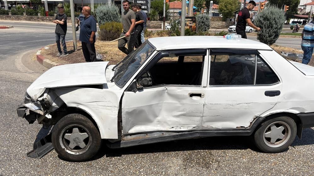 Manisa'da kavşakta korkutan kaza: 1 yaralı
