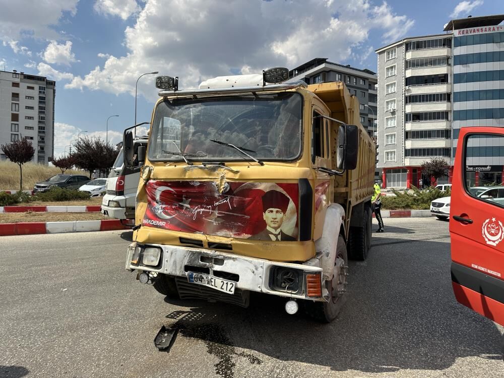 Uşak'ta itfaiye aracı ile kamyon çarpıştı: 2 yaralı