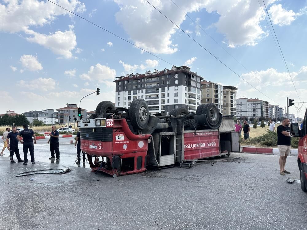 Uşak'ta itfaiye aracı ile kamyon çarpıştı: 2 yaralı