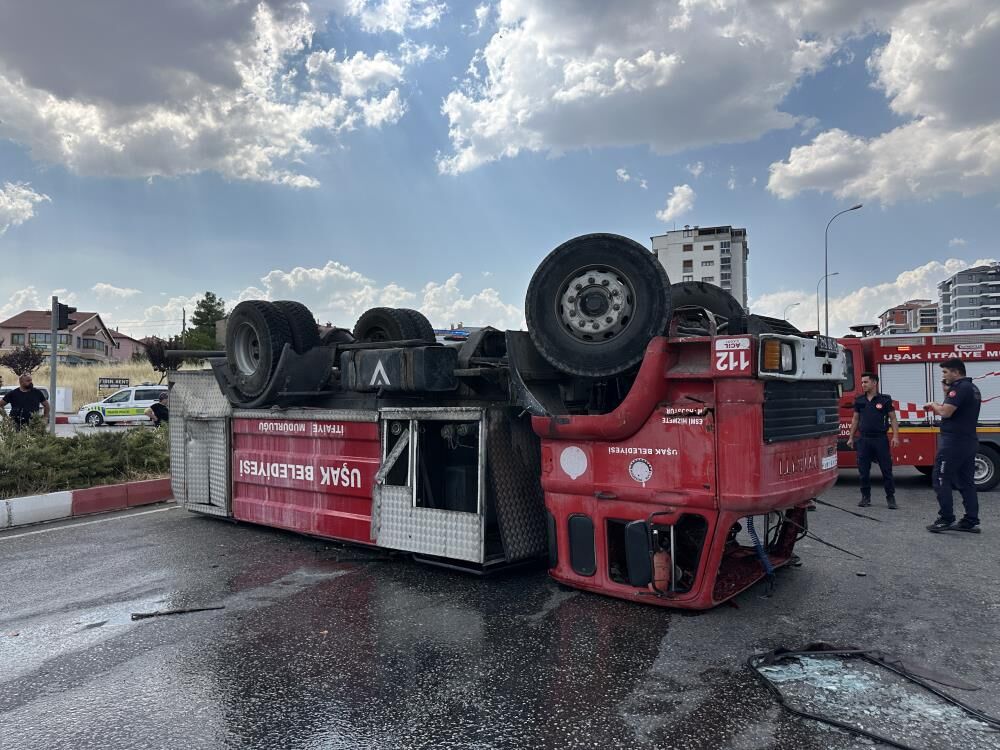 Uşak'ta itfaiye aracı ile kamyon çarpıştı: 2 yaralı-1