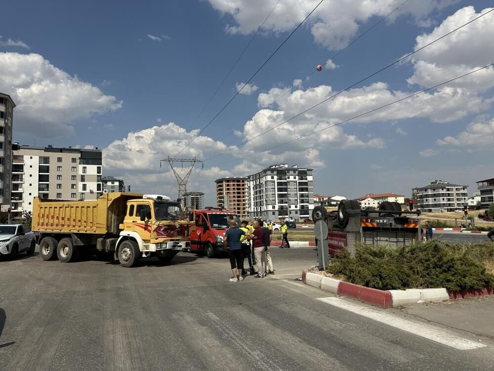 Uşak'ta itfaiye aracı ile kamyon çarpıştı: 2 yaralı