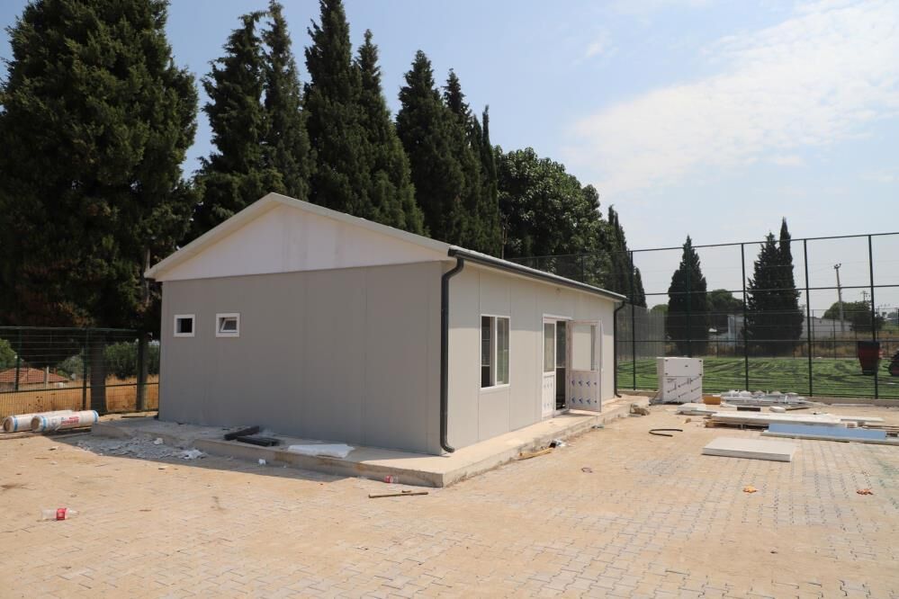 Manisa'nın ilçesindeki halı saha baştan sona yenileniyor