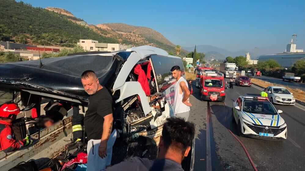 Yolcu otobüsü tıra çarptı: 2 ölü, çok sayıda yaralı var!
