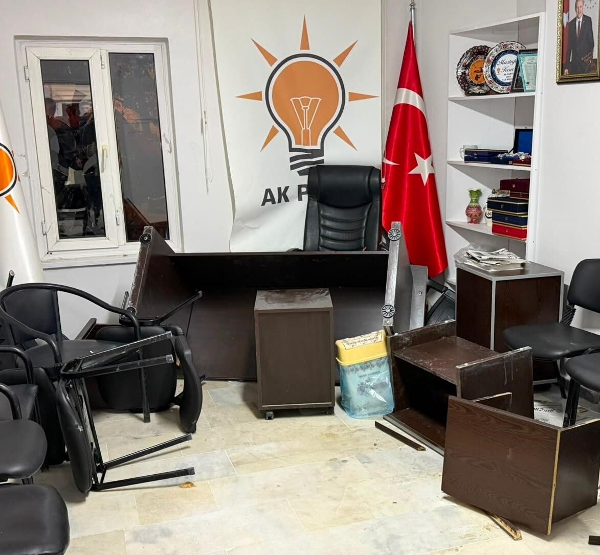 AK Parti İlçe Başkanlığı binasına şok saldırı-.1