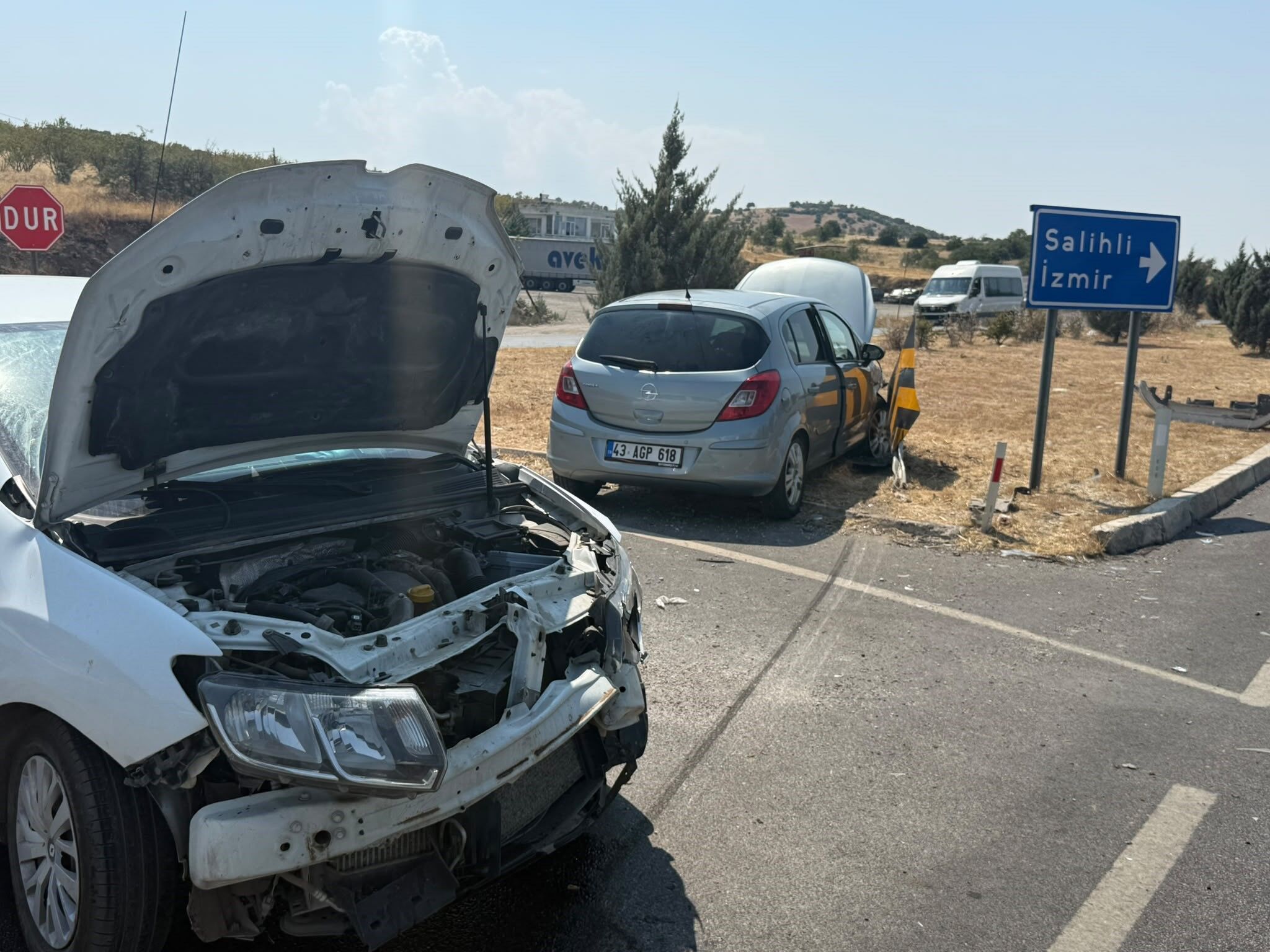 Manisa'da otomobillerin çarpıştığı kazada 1 kişi yaralandı-.1