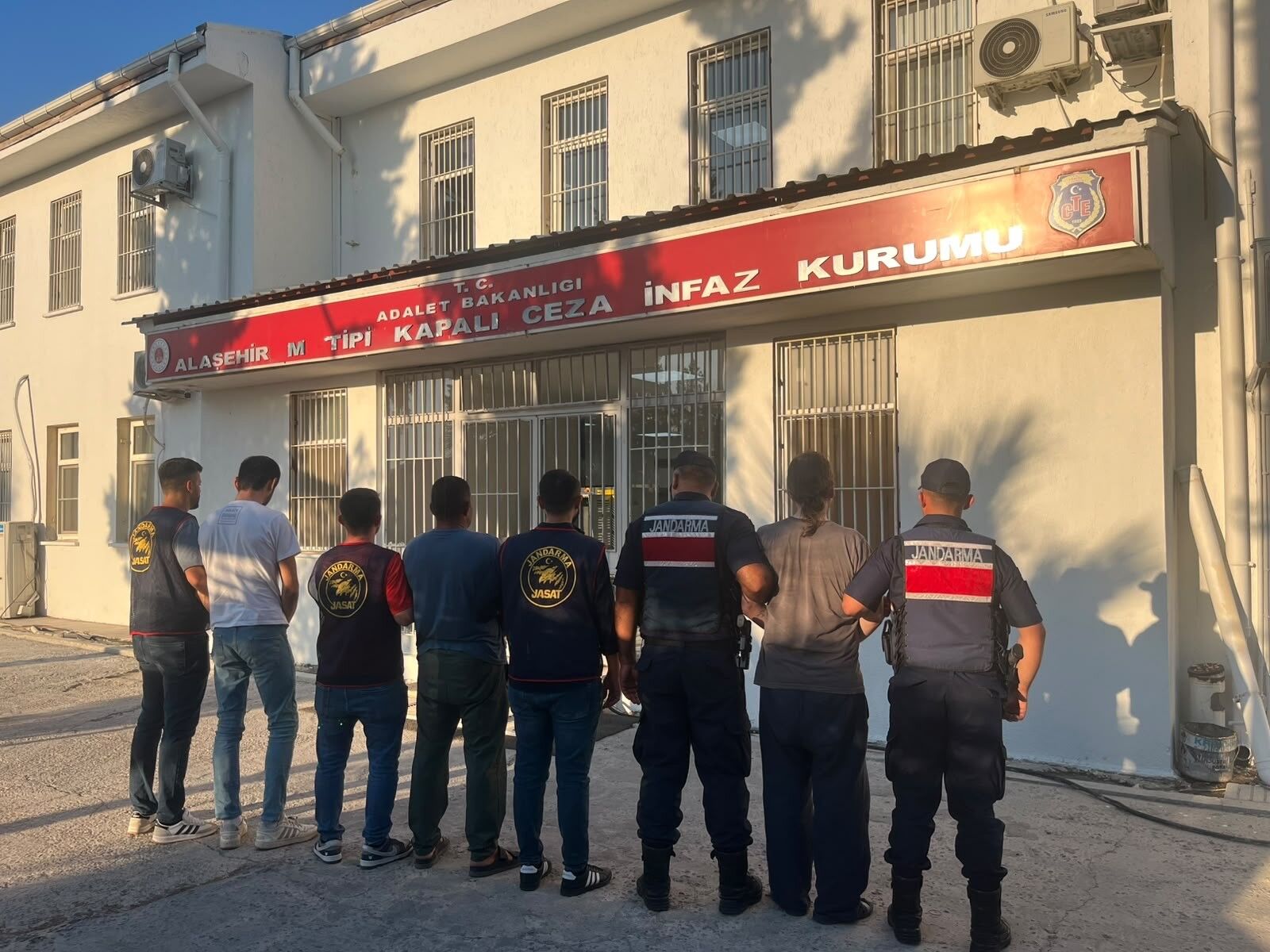 Alaşehir'de Operasyon 21 Adrese Eş Zamanlı Baskın (1)