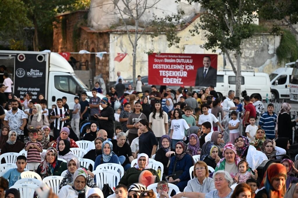 Manisa’da mahalle şenliği: Çocuklar doyasıya eğlendi, büyükler yarışmalara katıldı-.1