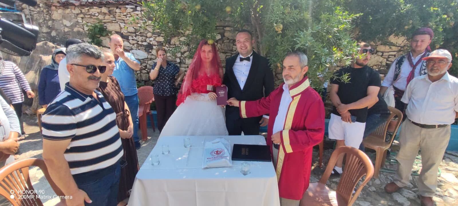 Kula’da Müftü Nerkiz’den Yeni Evli Çifte Anlamlı Hediye (2)