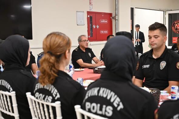 Manisa İl Emniyet Müdürü Adnan Karayel, Çevik Kuvvet Personeliyle Bir Araya Geldi (3)