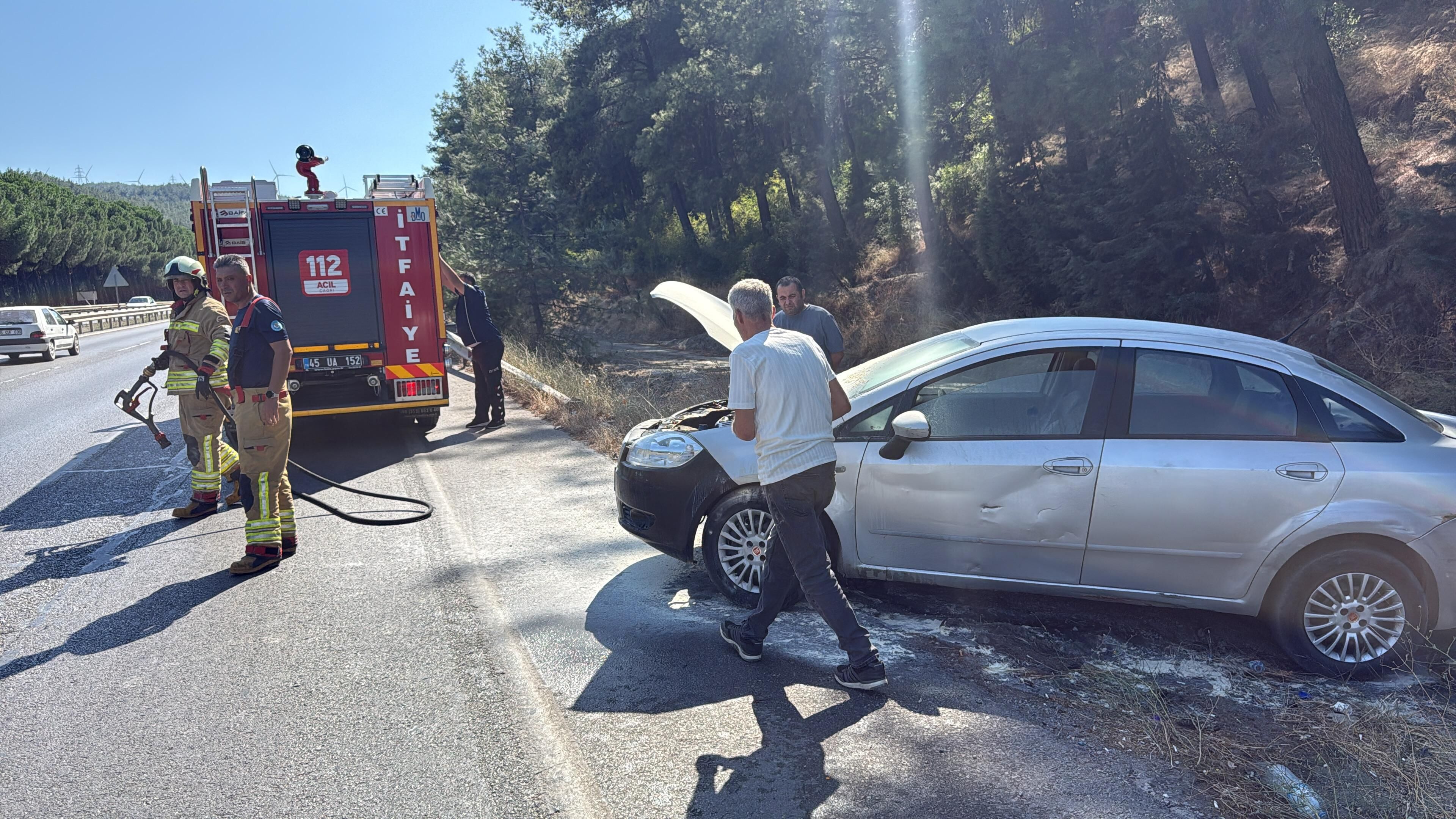 Manisa'da Araç Yangını Ekiplerden Hızlı Müdahale (1)