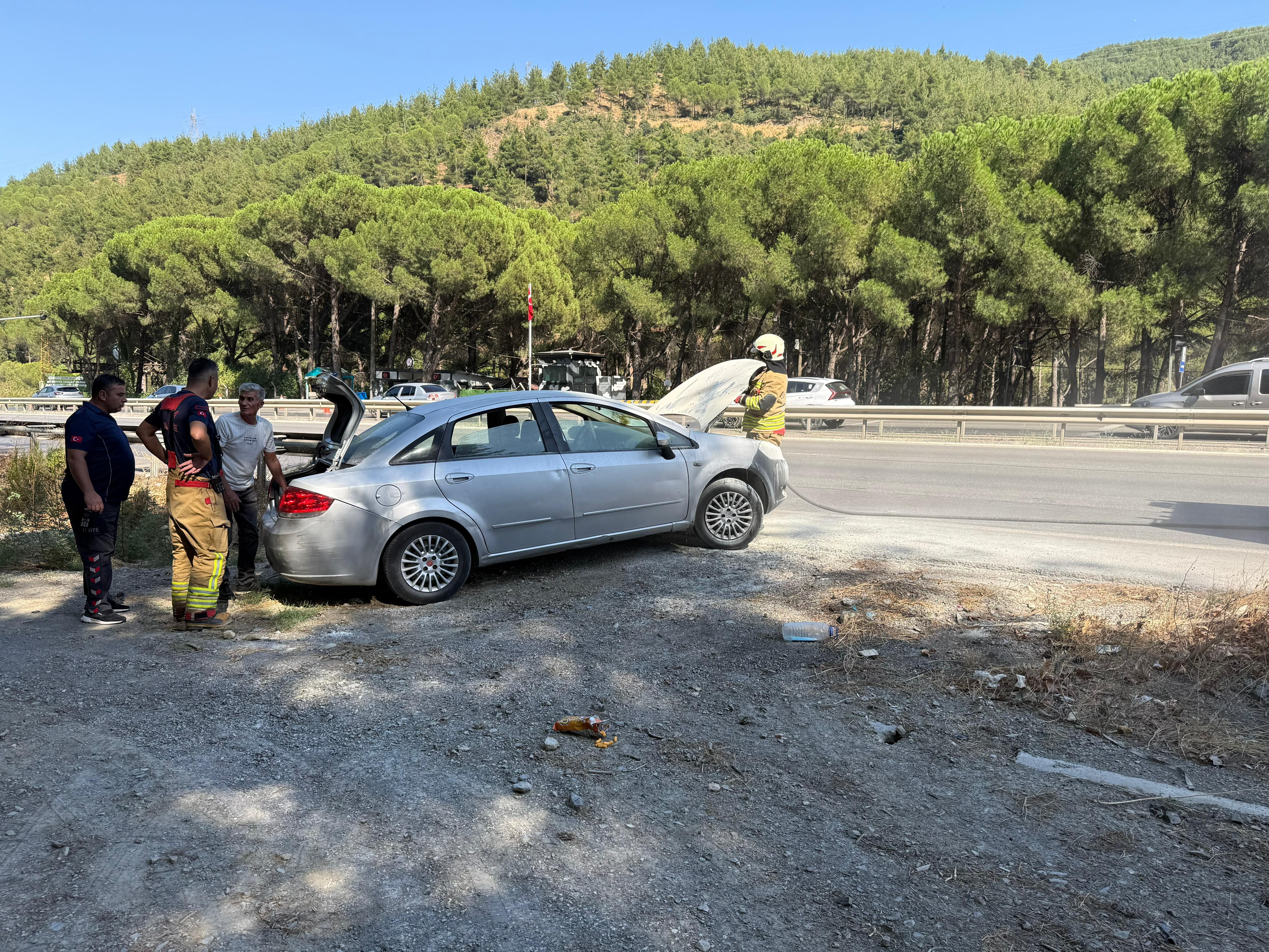Manisa'da Araç Yangını Ekiplerden Hızlı Müdahale (2)