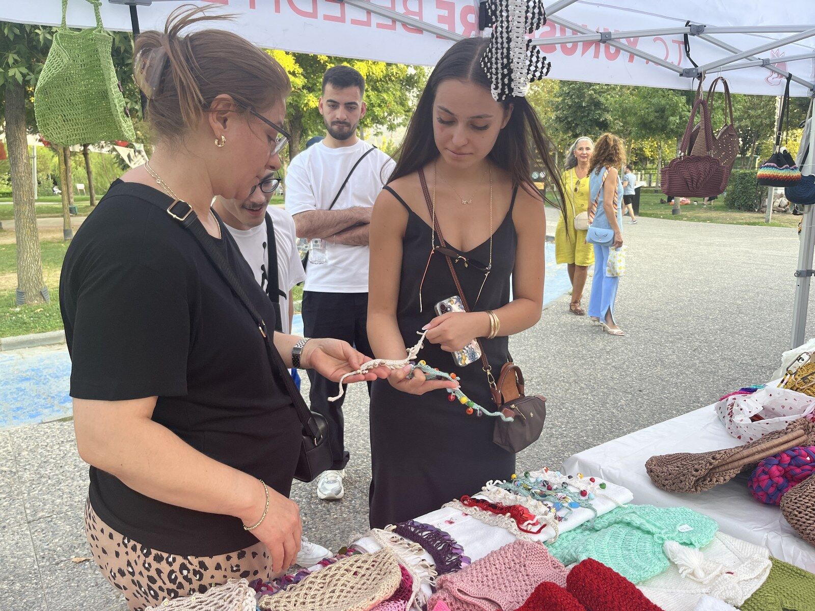 Manisa'da Kadınların El Emeği Ürünleri Satışa Sunuluyor (2)
