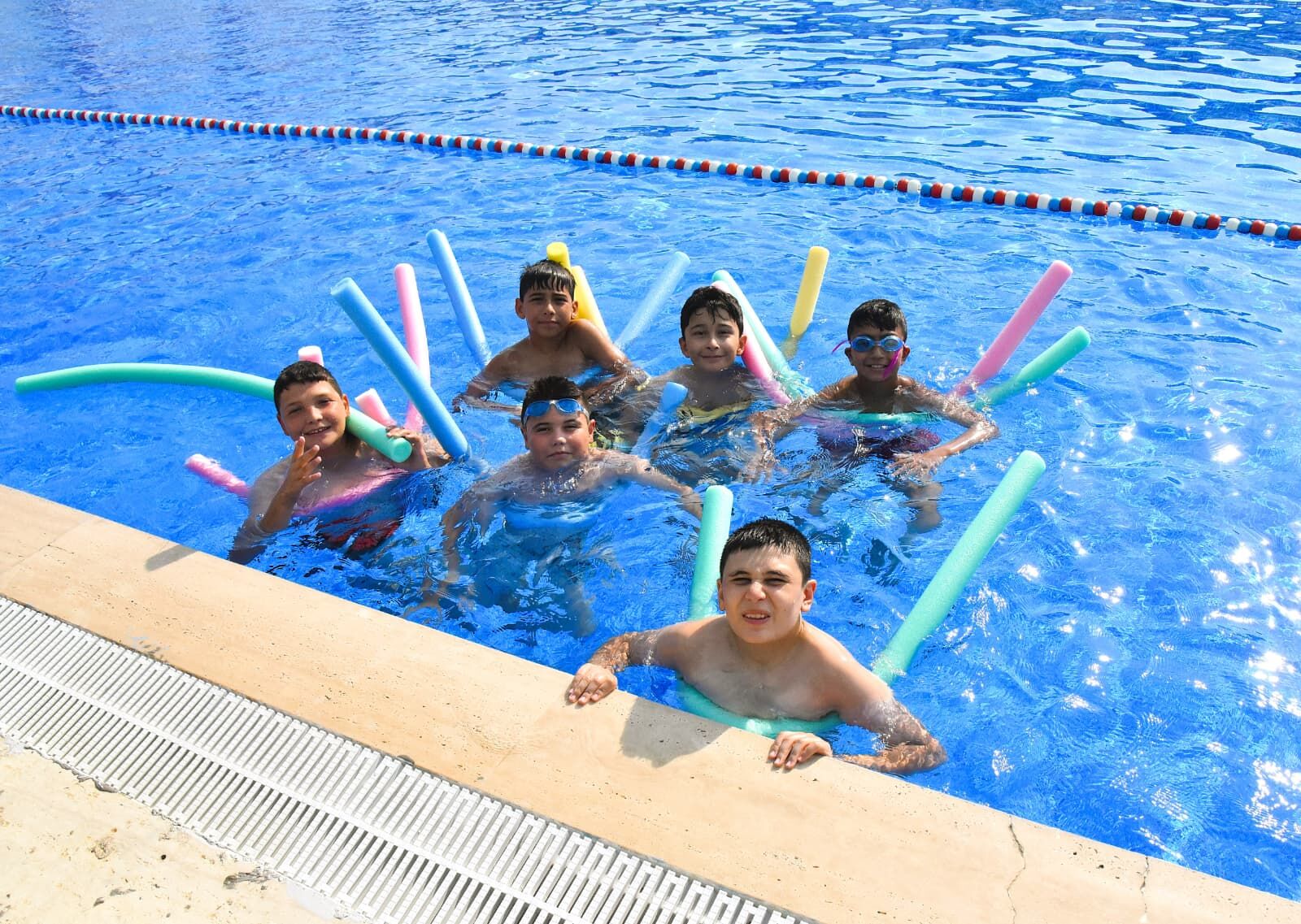 Manisa'da Kur'an Kursu Öğrencileri Havuzda Serinledi (3)