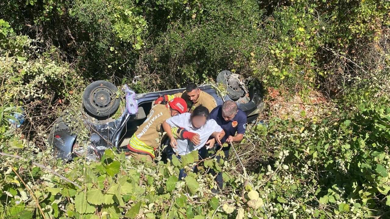 Manisa'da Otomobil Şarampole Devrildi! Yaralılar Var .1