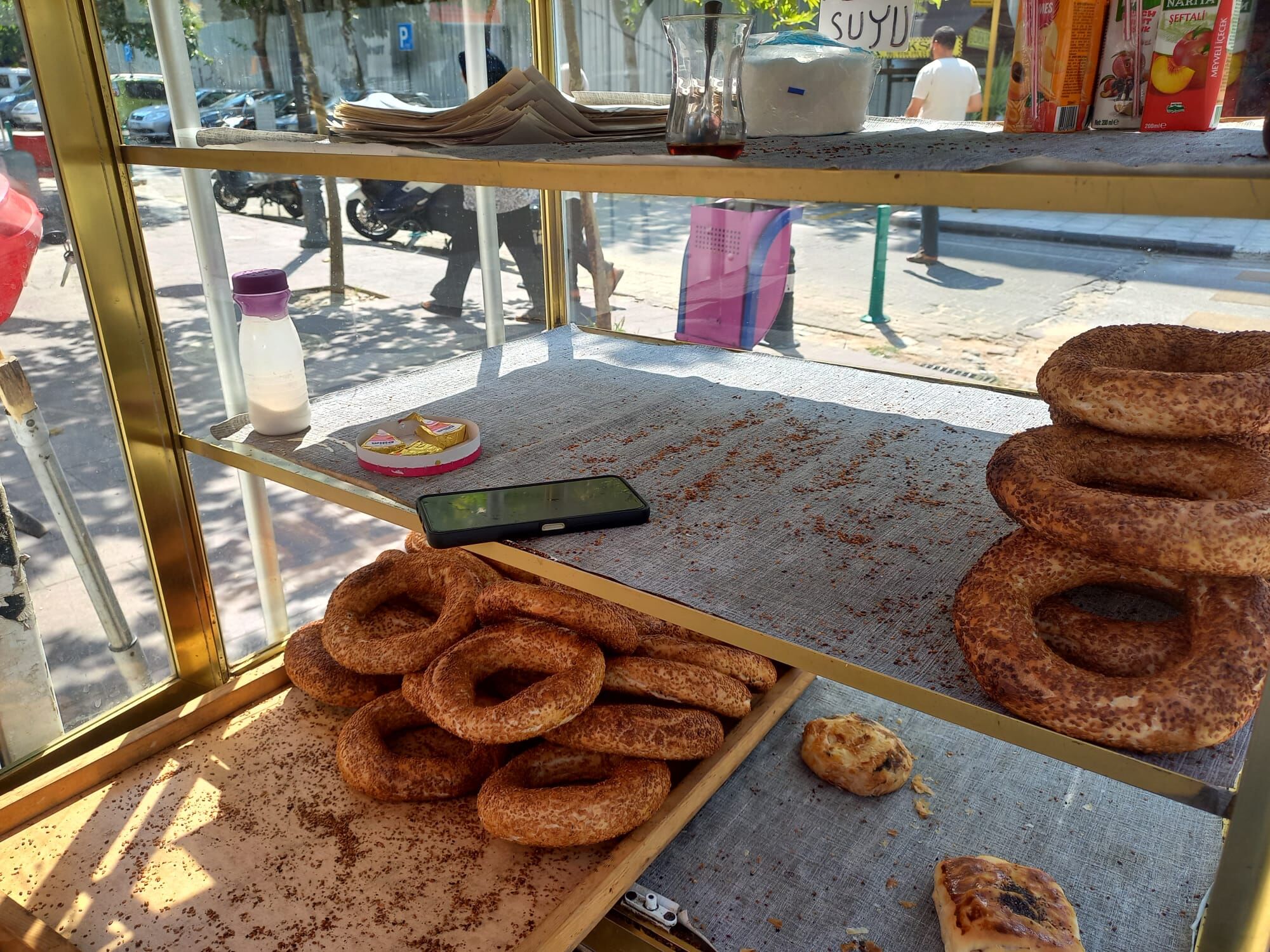 Manisa'da Simit Tezgahından Hırsızlık 400 Lira Çalan Şüpheli Aranıyor (1)