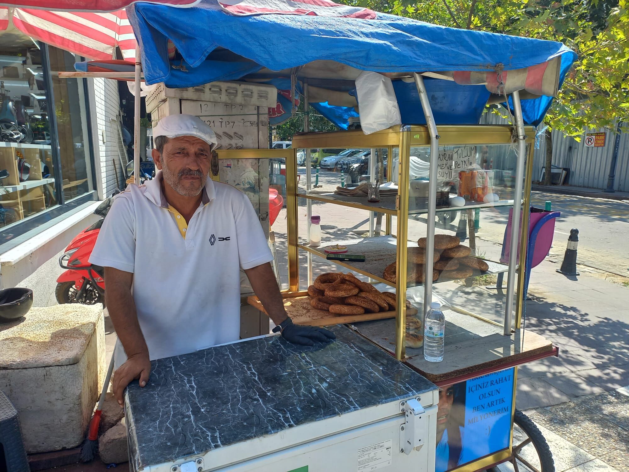 Manisa'da Simit Tezgahından Hırsızlık 400 Lira Çalan Şüpheli Aranıyor (3)
