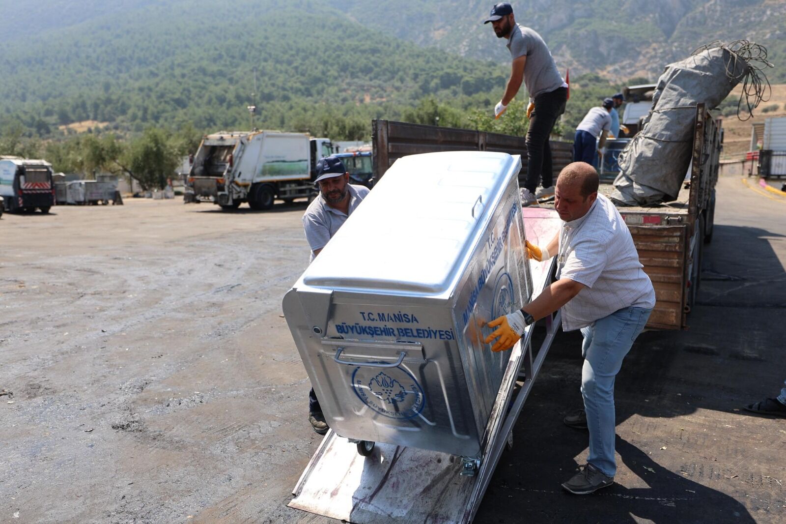 Şehzadeler'e 220 Yeni Çöp Konteyneri! (1)