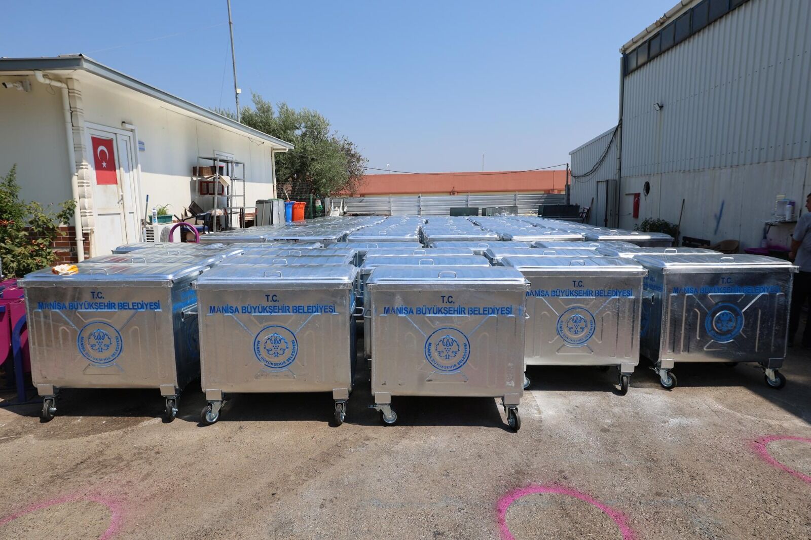 Şehzadeler'e 220 Yeni Çöp Konteyneri! (4)