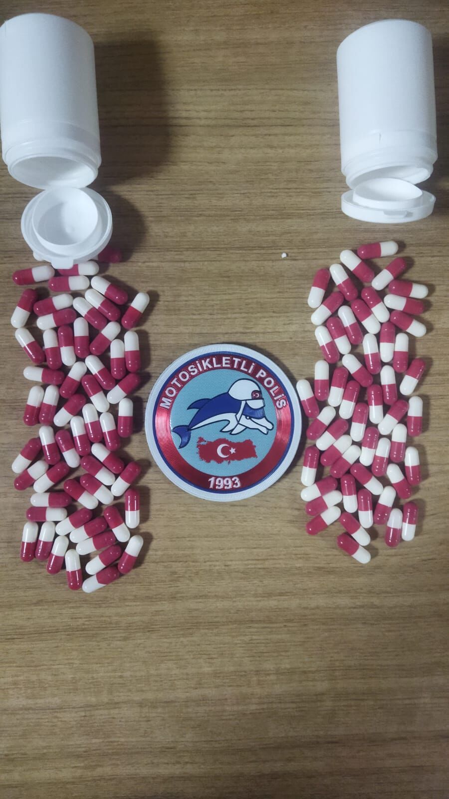 Manisa'da şüphe üzerine durduruldular: Üzerlerinden 104 adet çıktı-.1