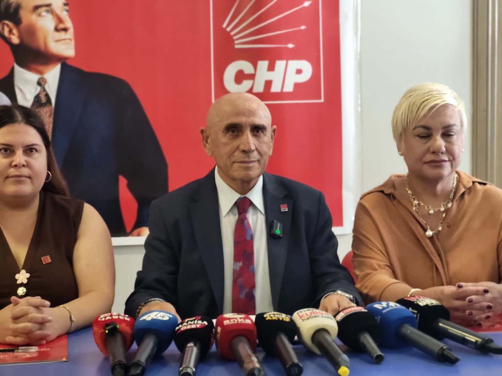 CHP Genel Başkan Yardımcısı Yıldırım Kaya, CHP Manisa İl Başkanlığı’nda basın mensuplarıyla bir araya gelerek Manisa’nın tarım, üretim, su, eğitim, gençlik, sanayi ve ekonomi alanındaki sorunlarına ilişkin değerlendirmelerde bulundu.