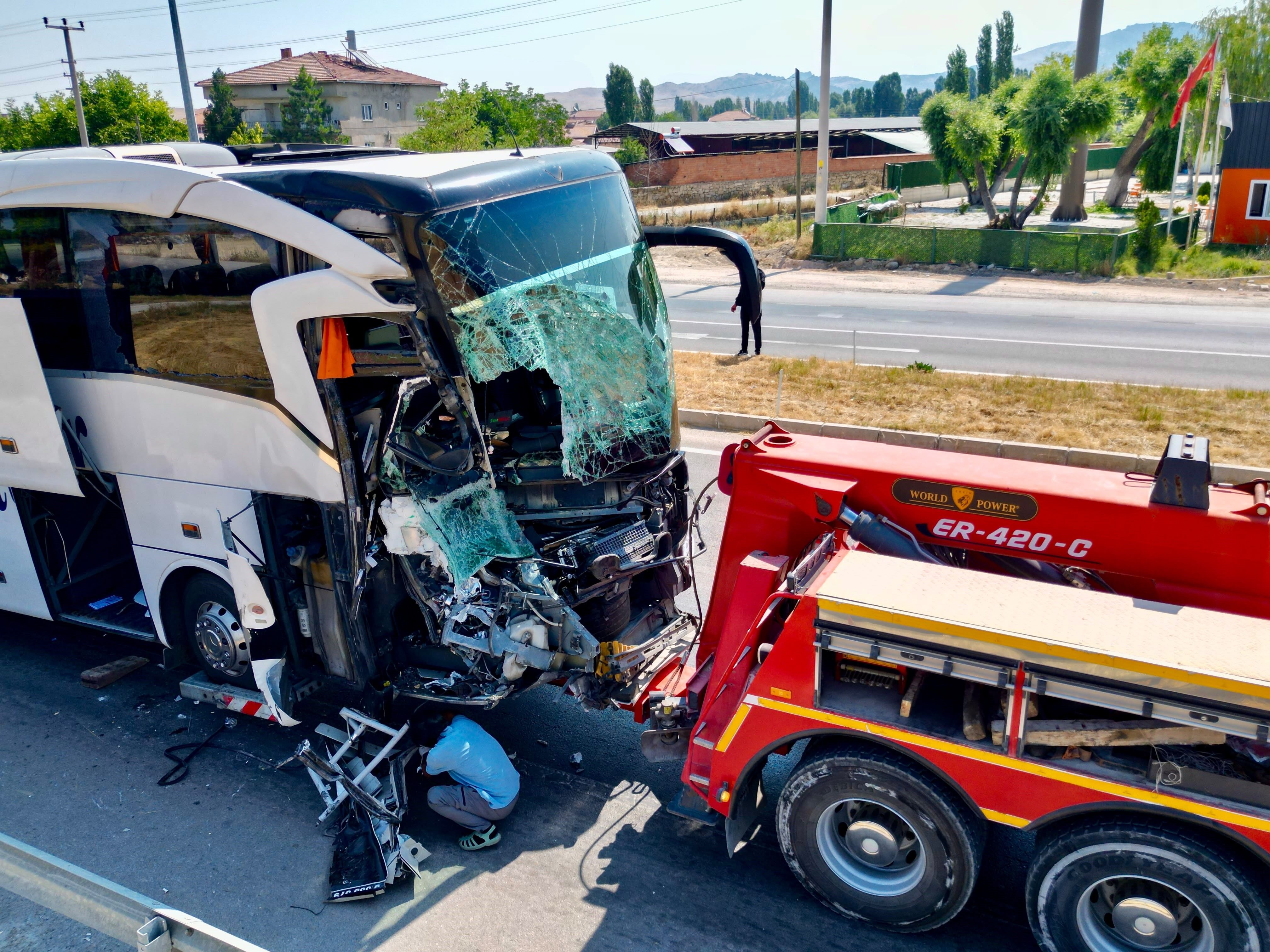 Yolcu Otobüsü Kamyonete Çarptı Ölü Ve Yaralılar Var! (2)
