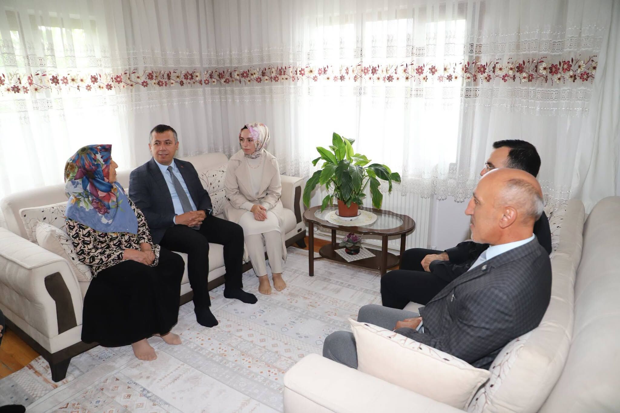 Demirci’de şehit yakınları ve gazi ailelerine vefa ziyareti-.1