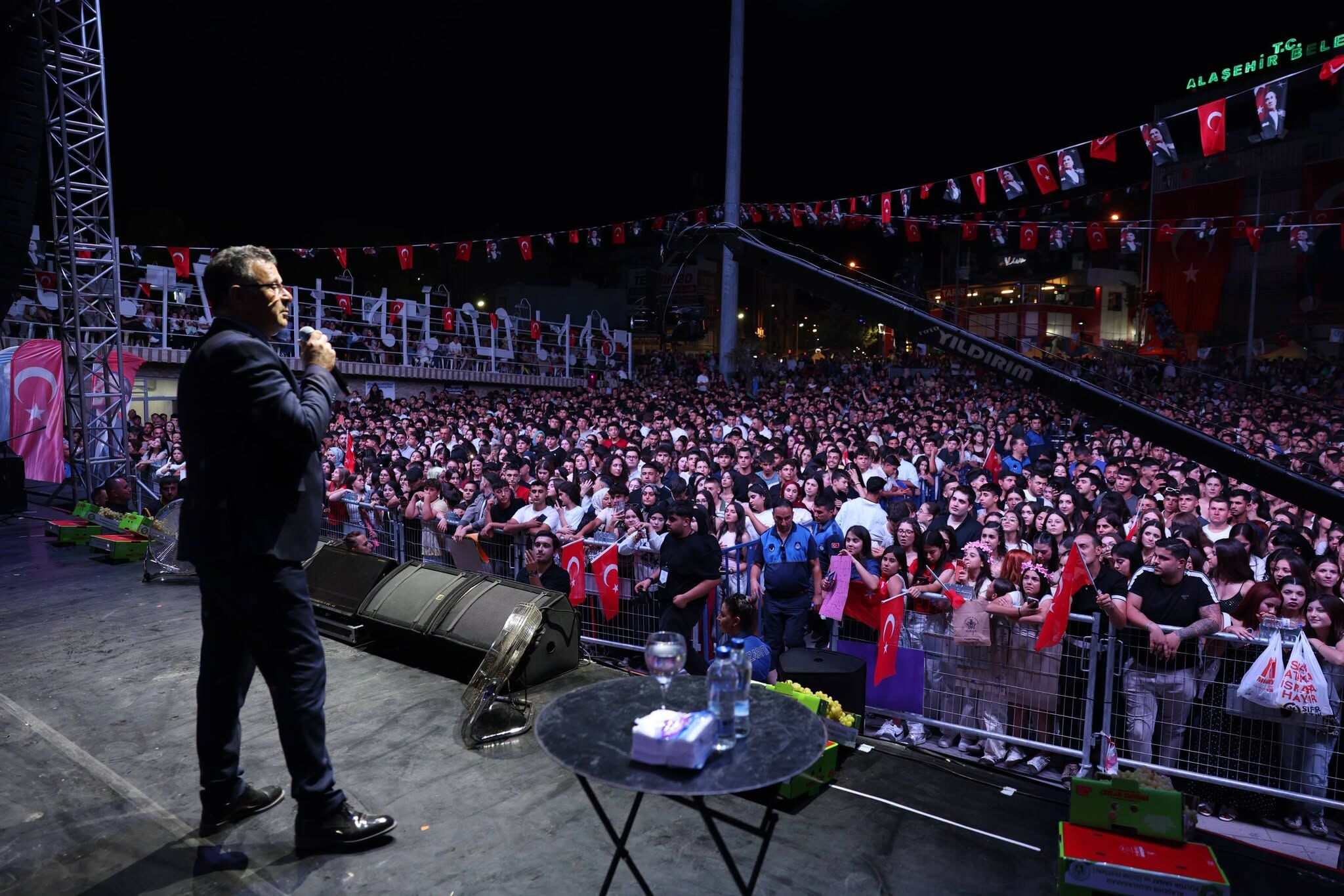 Alaşehir’in kurtuluş coşkusu Merve Özbey konseriyle zirveye ulaştı!-1