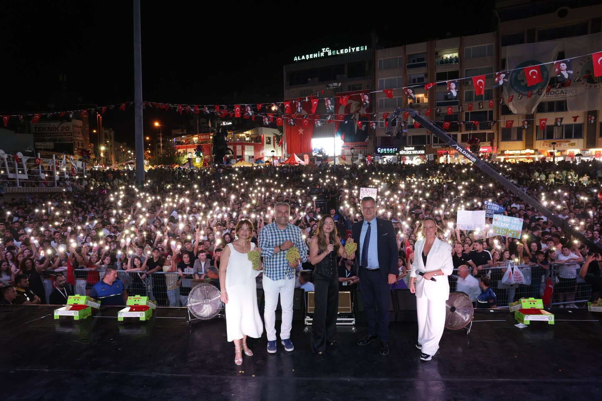 Alaşehir’in kurtuluş coşkusu Merve Özbey konseriyle zirveye ulaştı!