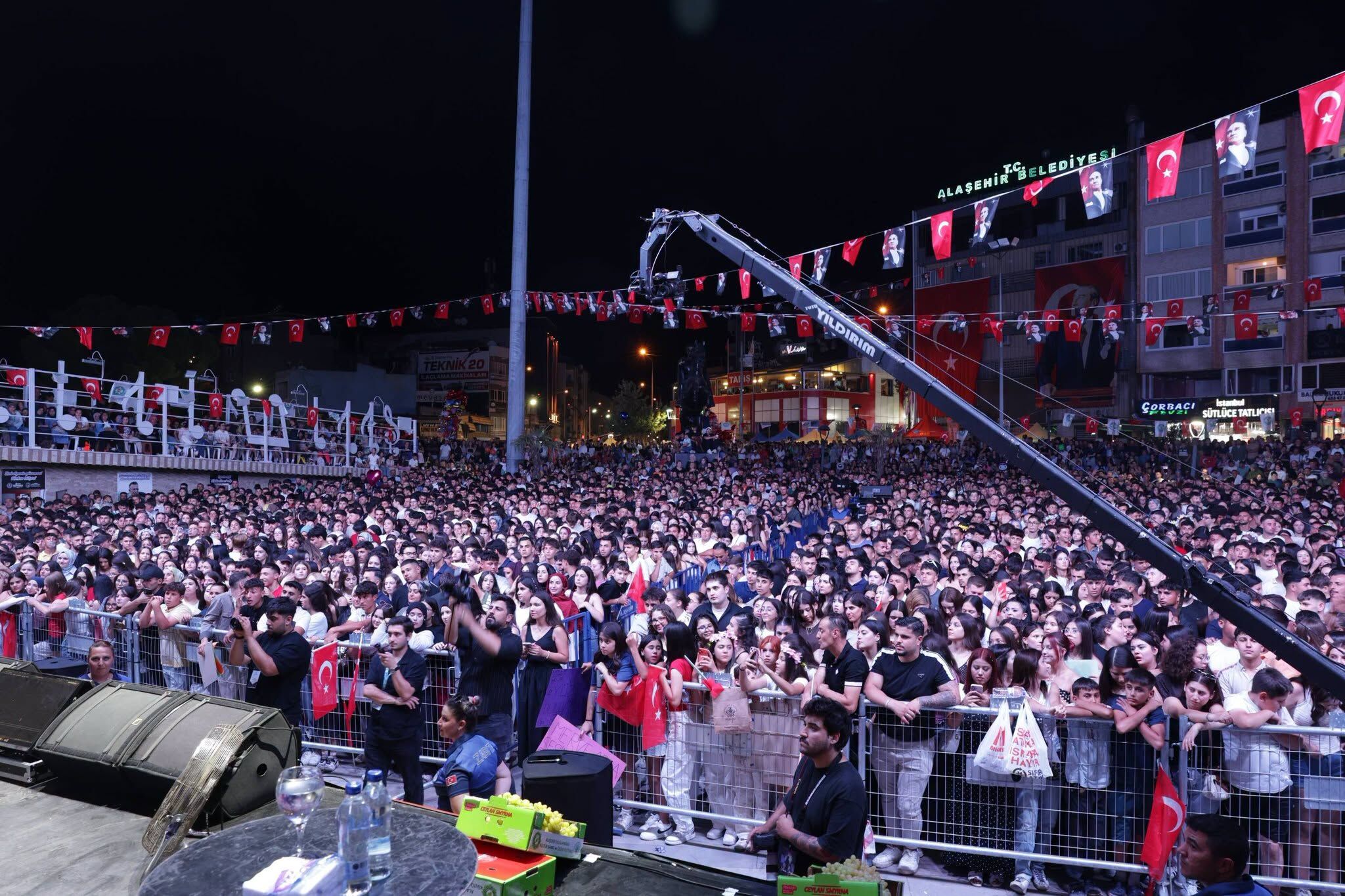 Alaşehir’in kurtuluş coşkusu Merve Özbey konseriyle zirveye ulaştı!