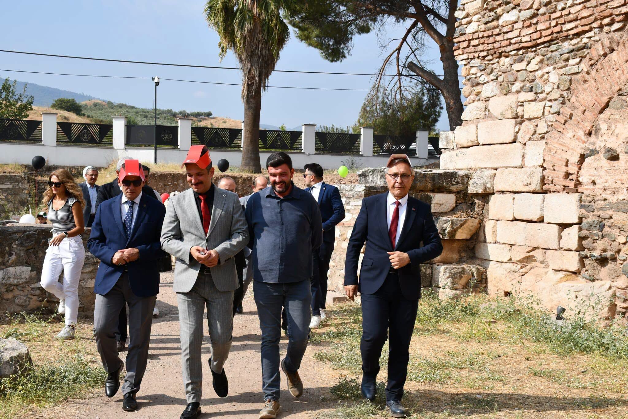Sardes’te uçurtmalar barış için uçtu: 'Gökyüzü çocuklara kalsın'-.1