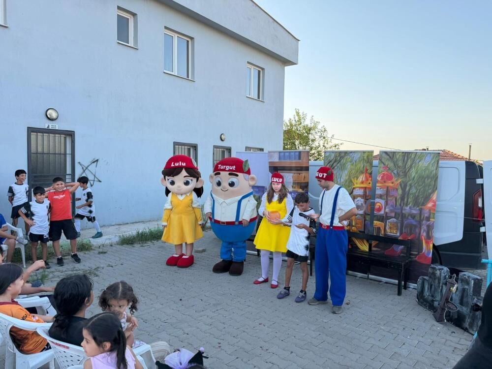 'Turgut&Lulu' Sokak Tiyatrosu Mahalleleri Şenlendirdi