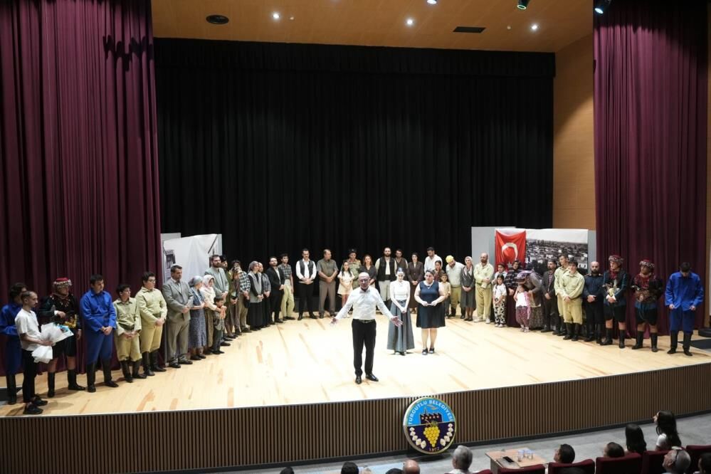 Turgutlu’da Kurtuluş Sahneye Taşındı: ‘Küllerinden Doğan Kasaba’ya Yoğun İlgi-1