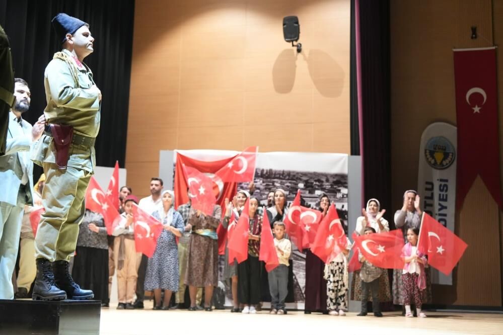 Turgutlu’da Kurtuluş Sahneye Taşındı: ‘Küllerinden Doğan Kasaba’ya Yoğun İlgi