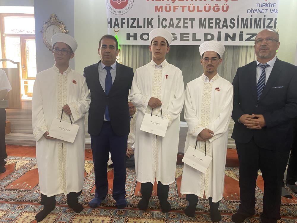 Alaşehir’de Hafızlık Eğitimini Tamamlayan 11 Öğrenci İcazet Aldı