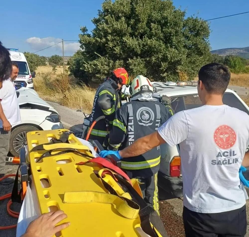 Denizli'de otomobiller çarpıştı: 5 yaralı