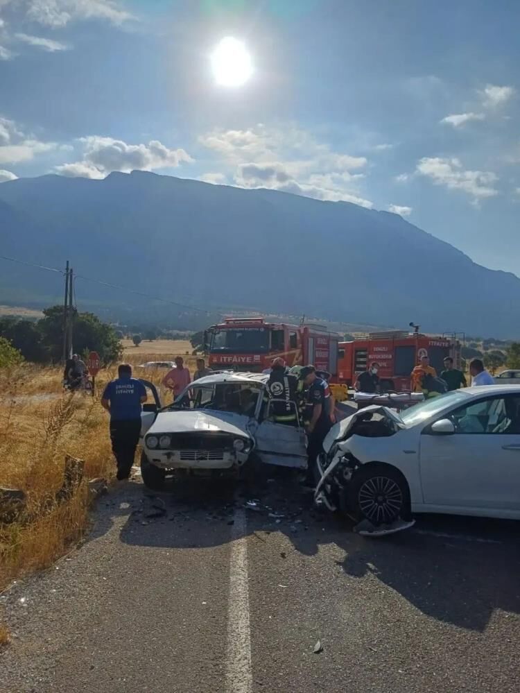 Denizli'de otomobiller çarpıştı: 5 yaralı