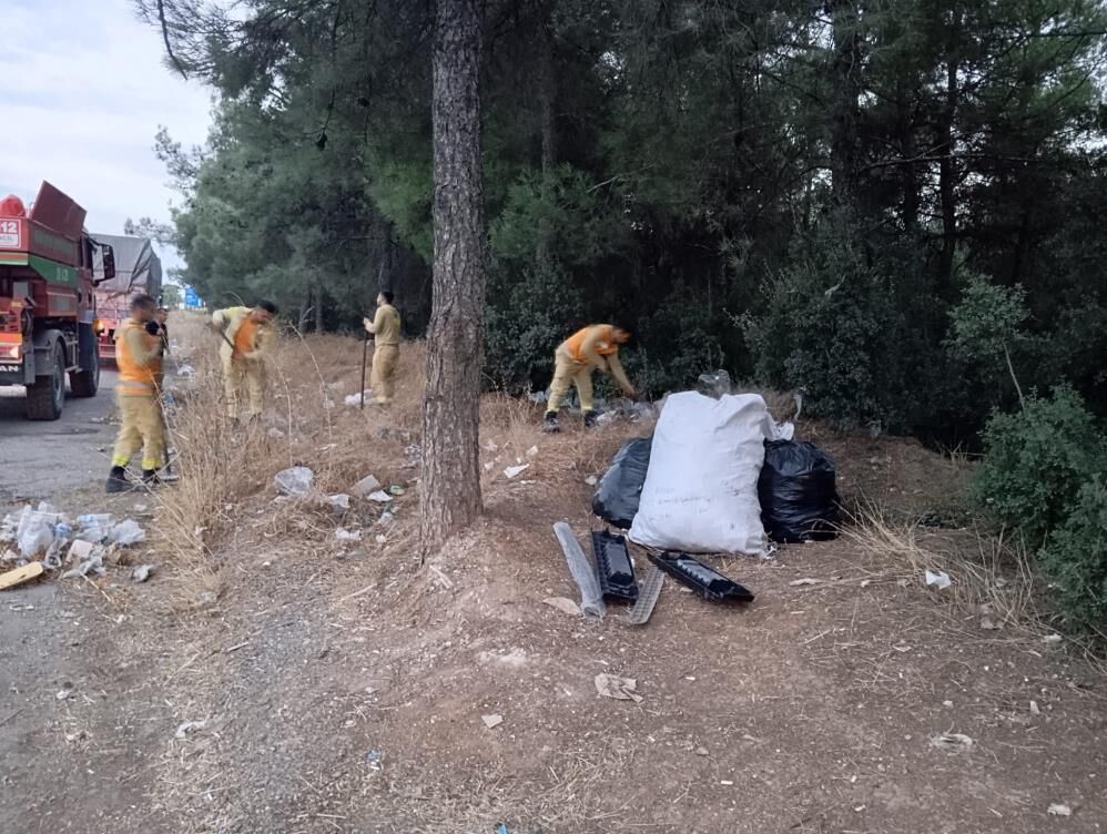 Ateş savaşçıları tarafından yol kenarındaki çöpler temizlendi!-1