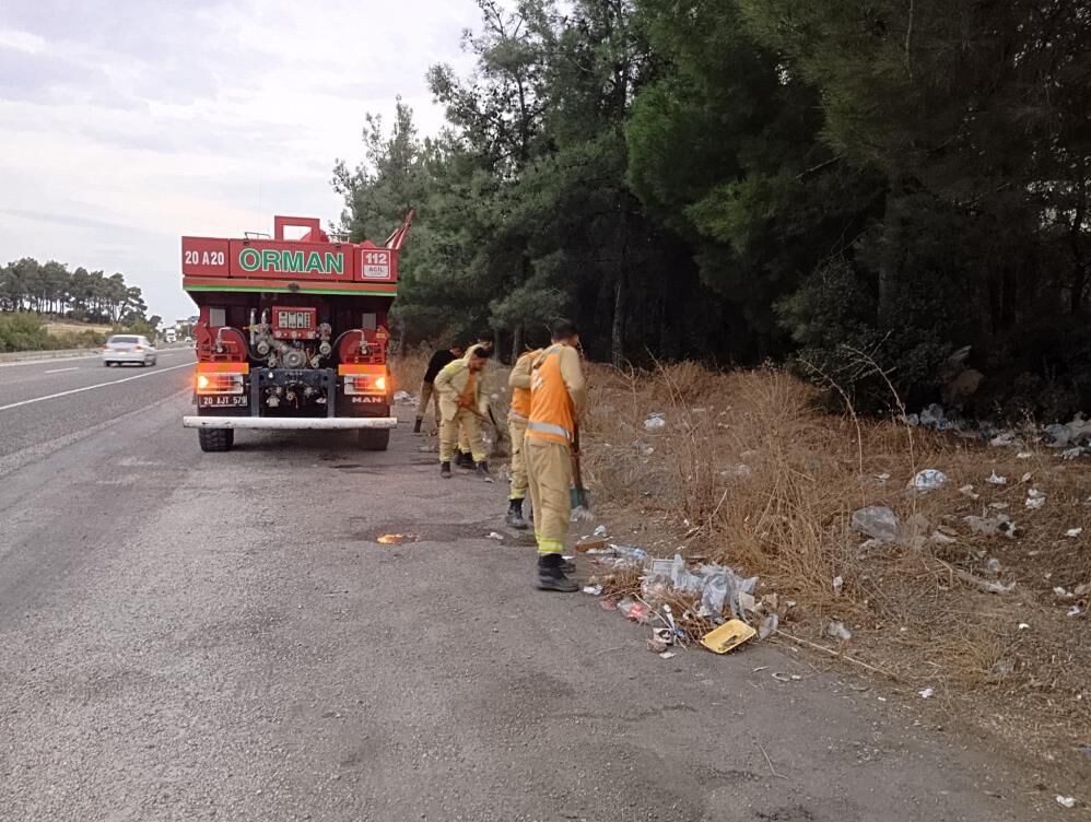 Ateş savaşçıları tarafından yol kenarındaki çöpler temizlendi!-2