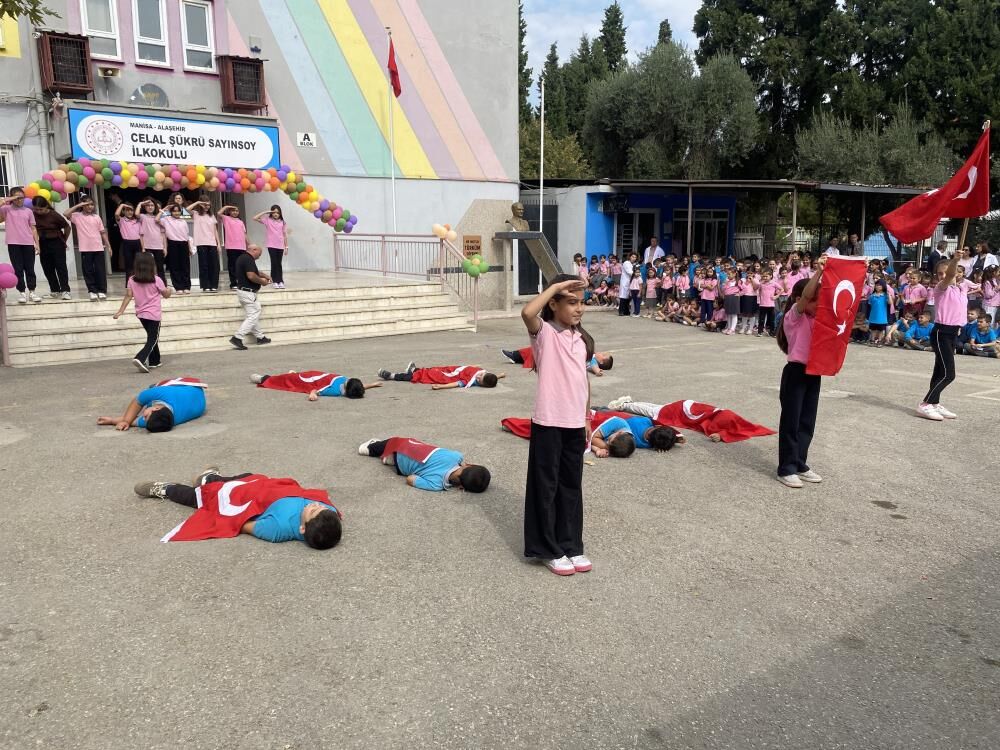 Alaşehir'de 18 bini aşkın öğrenci ders başı yaptı!