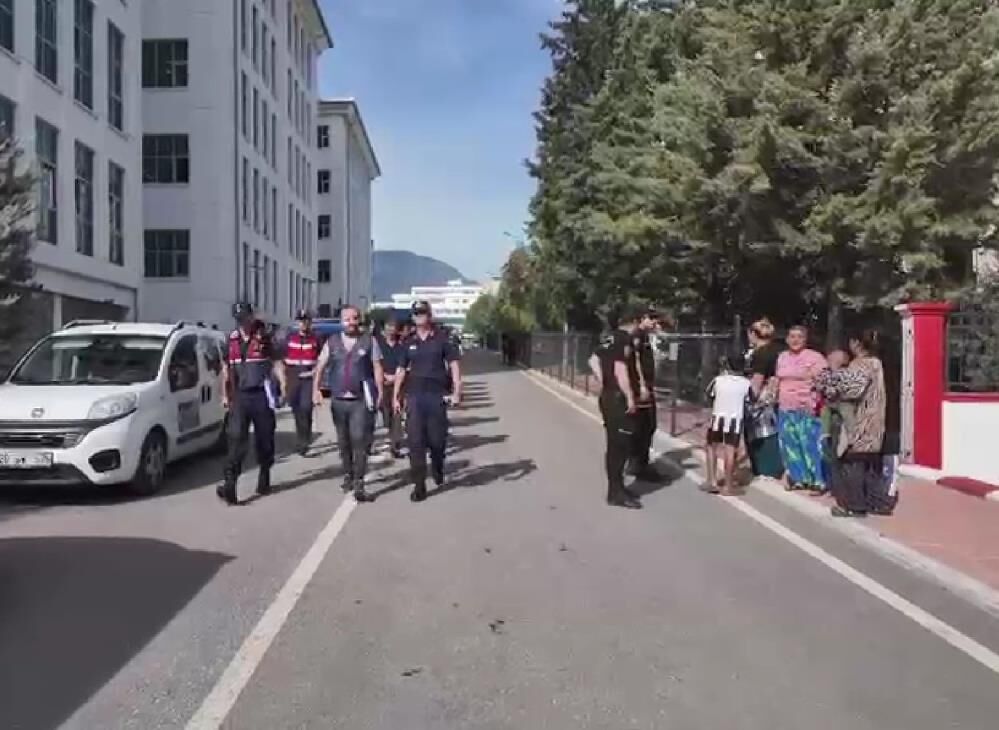 Adliyeye sevk edilen yakınlarının yüzüne tükürüp, hakaret ettiler