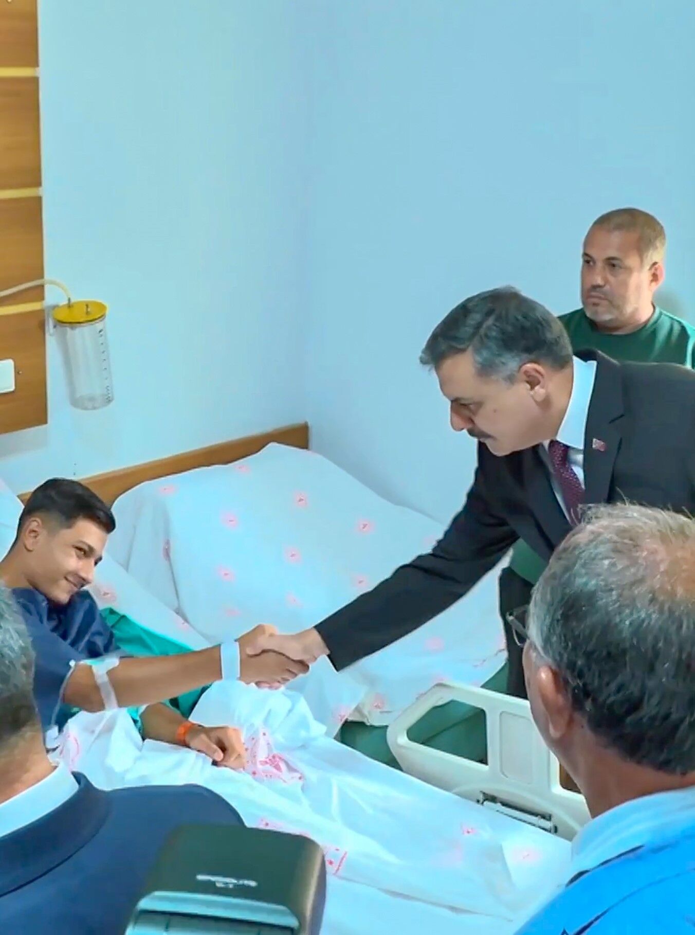 Bakan Çiftçi ve Bakan Tekin, Turgutlu’da yaralı öğrencileri ziyaret etti-.1