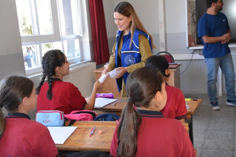 Demirci’de gönüllü gençlerden öğrencilere anlamlı ziyaret!