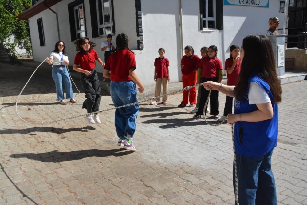 Demirci’de gönüllü gençlerden öğrencilere anlamlı ziyaret!-1